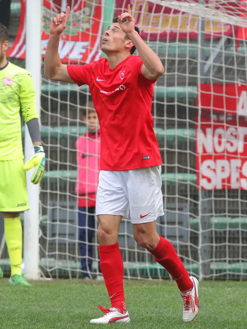 Carlos França in maglia alabardata nella sua tipica esultanza (foto archivio Lasorte)