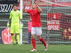 Carlos França in maglia alabardata nella sua tipica esultanza (foto archivio Lasorte)