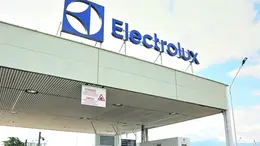 L’uscita dei lavoratori dallo stabilimento di Porcia (Foto Ambrosio)