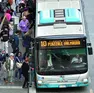 Passeggeri in fila per salire a bordo dell’autobus della linea 10 (foto Andrea Lasorte)