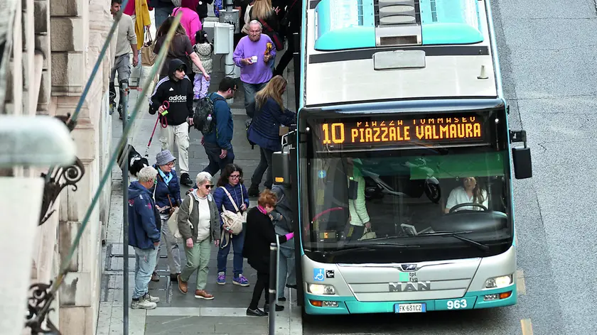 Passeggeri in fila per salire a bordo dell’autobus della linea 10 (foto Andrea Lasorte)