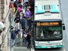 Passeggeri in fila per salire a bordo dell’autobus della linea 10 (foto Andrea Lasorte)