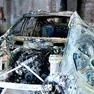 Il 35enne è accusato di aver incendiato oltre trenta mezzi tra auto, moto e scooter (foto Silvano)