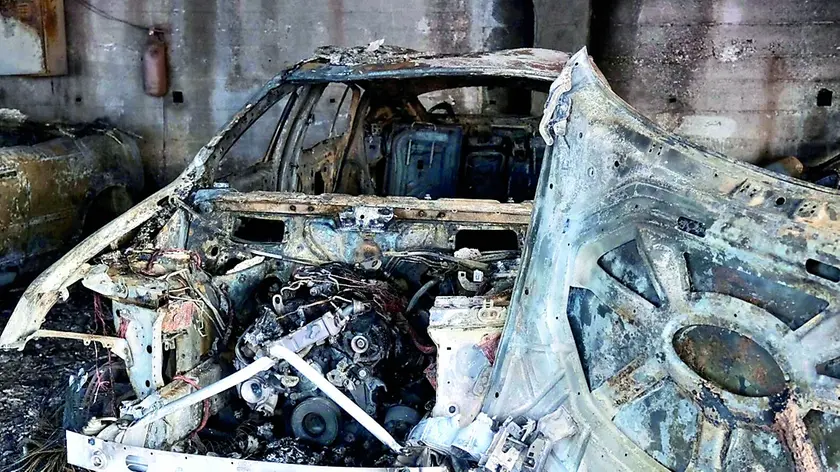 Il 35enne è accusato di aver incendiato oltre trenta mezzi tra auto, moto e scooter (foto Silvano)