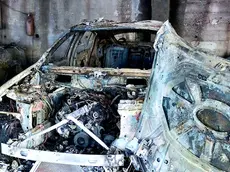 Il 35enne è accusato di aver incendiato oltre trenta mezzi tra auto, moto e scooter (foto Silvano)