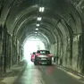 Le condizioni in cui versa la galleria che la giunta di Muggia vorrebbe raddoppiare (foto Lasorte)