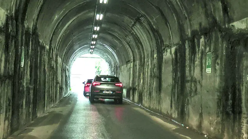 Le condizioni in cui versa la galleria che la giunta di Muggia vorrebbe raddoppiare (foto Lasorte)