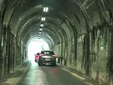 Le condizioni in cui versa la galleria che la giunta di Muggia vorrebbe raddoppiare (foto Lasorte)