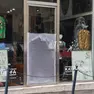 La vetrata danneggiata del negozio in via dell'Annunziata a Trieste (foto Lasorte)