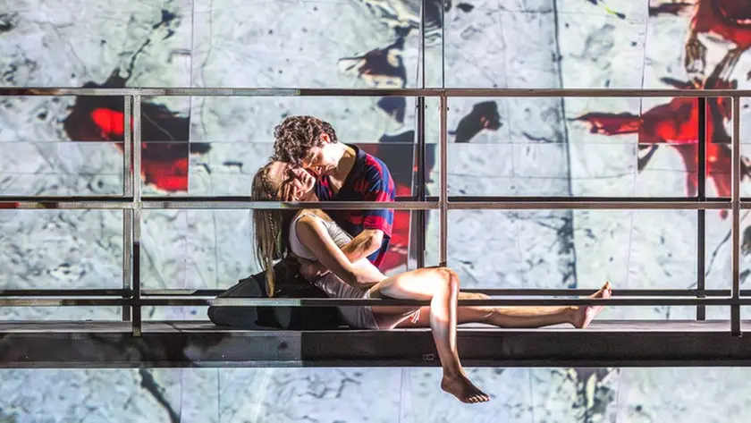 I due attori in scena in Romeo e Giulietta