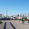 Un’area di sosta piena di camper a Grado in un’immagine d’archivio