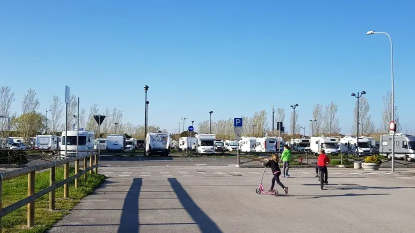 Un’area di sosta piena di camper a Grado in un’immagine d’archivio
