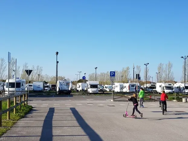 Un’area di sosta piena di camper a Grado in un’immagine d’archivio