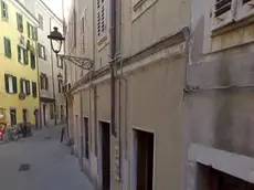 L’ingresso posteriore in via Dante: da qui sono entrati i ladri