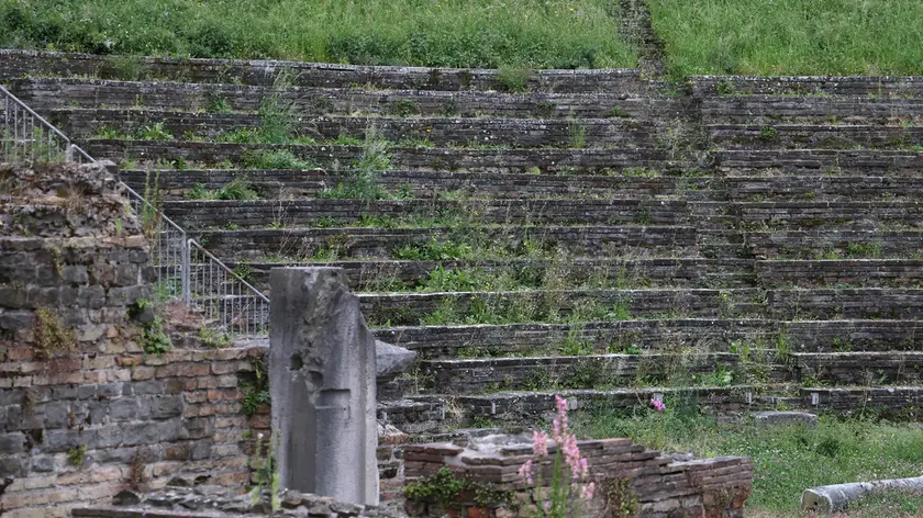 Il Teatro romano preda delle erbacce (Lasorte)