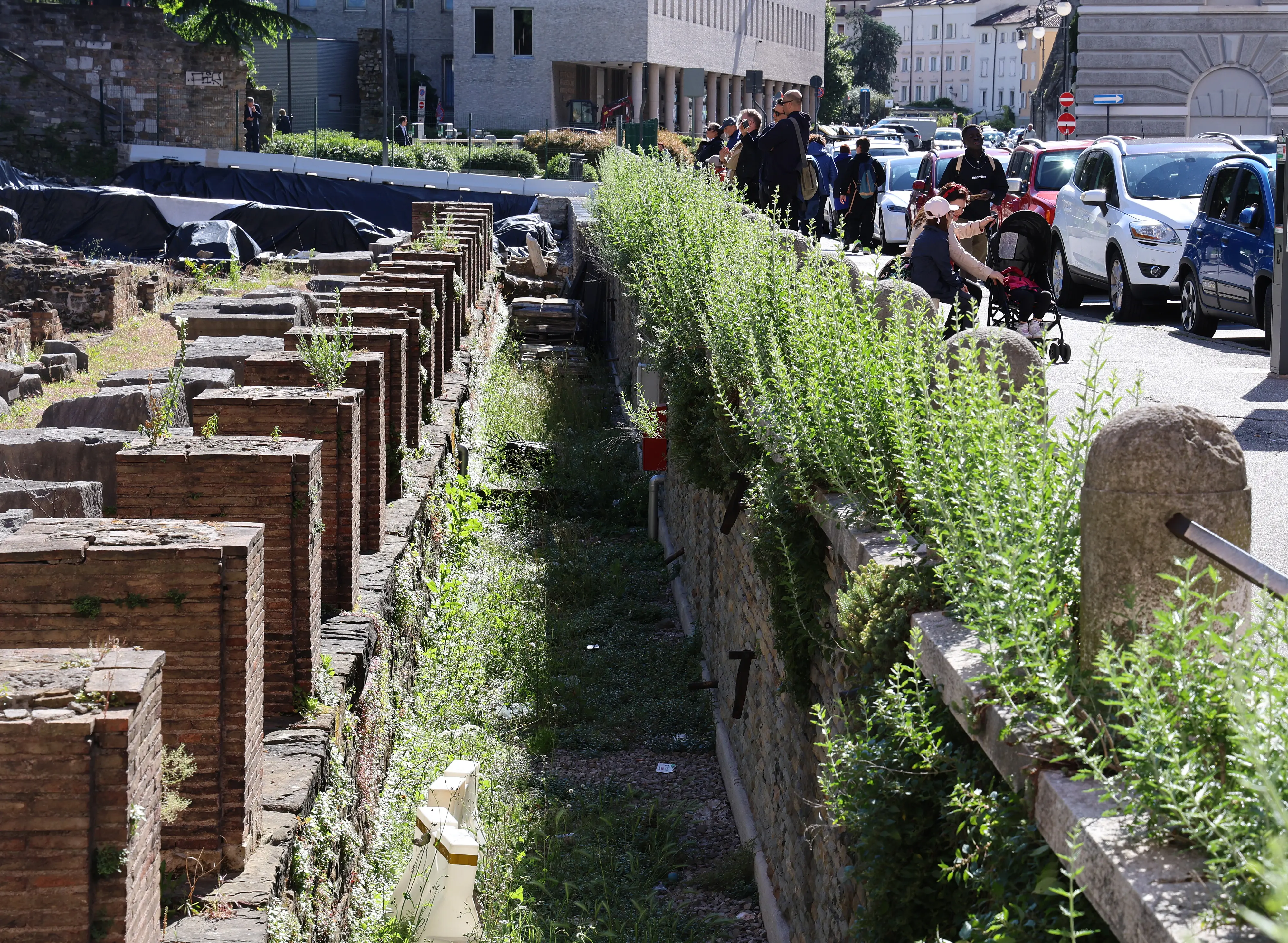 L'incuria davanti al teatro romano
