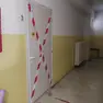 Uno dei servizi igienici nella scuola di via Vasari fuori servizio e l’infiltrazione sulla facciata esterna