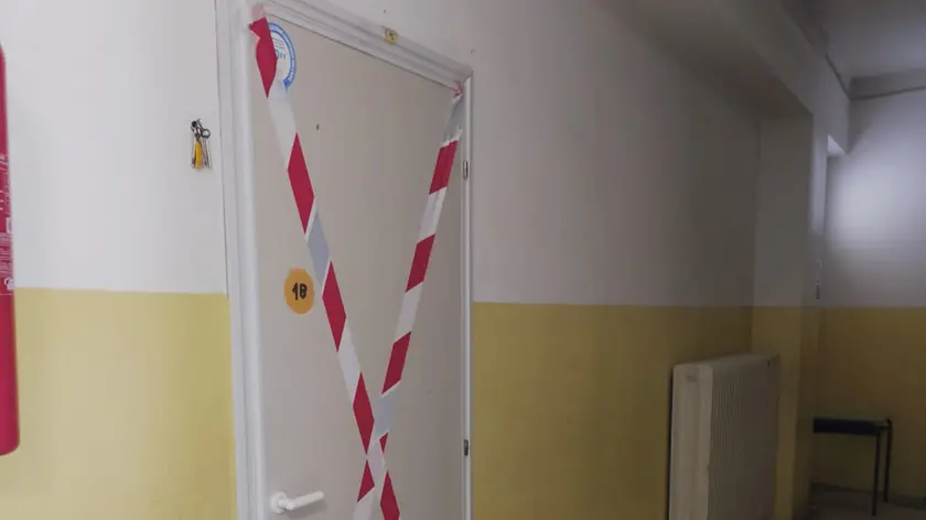Uno dei servizi igienici nella scuola di via Vasari fuori servizio e l’infiltrazione sulla facciata esterna