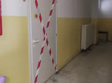 Uno dei servizi igienici nella scuola di via Vasari fuori servizio e l’infiltrazione sulla facciata esterna