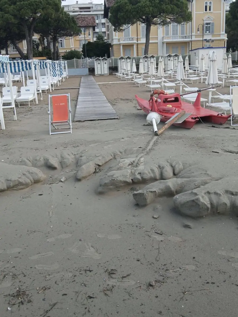 La spiaggia di Grado mangiata dalla mareggiata