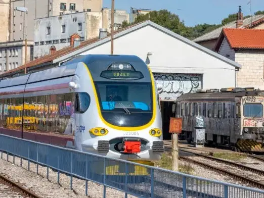 Un treno alla stazione di Pola, foto Voce del popolo