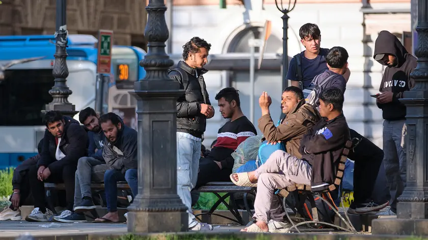 Un gruppo di migranti in piazza della Libertà, a Trieste, in una foto d’archivio