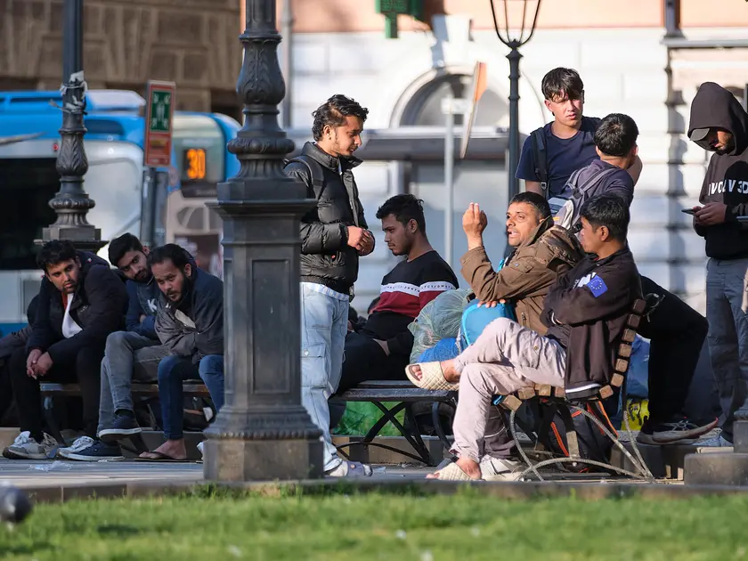 Un gruppo di migranti in piazza della Libertà, a Trieste, in una foto d’archivio
