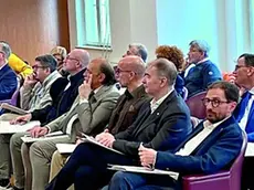 L’affollata platea dei soci: presenti ieri 14 sindaci su 17. Al centro Luca Fasan. Voto unanime sul bilancio: utile record a 1,3 milioni