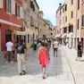 Turisti a passeggio in una delle vie del centro storico di Rovigno (Foto Andrea Lasorte)