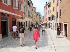 Turisti a passeggio in una delle vie del centro storico di Rovigno (Foto Andrea Lasorte)