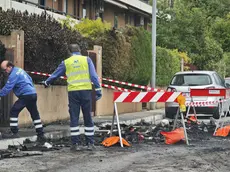 La pulizia di via Puccini dopo il rogo del camper Foto Lasorte