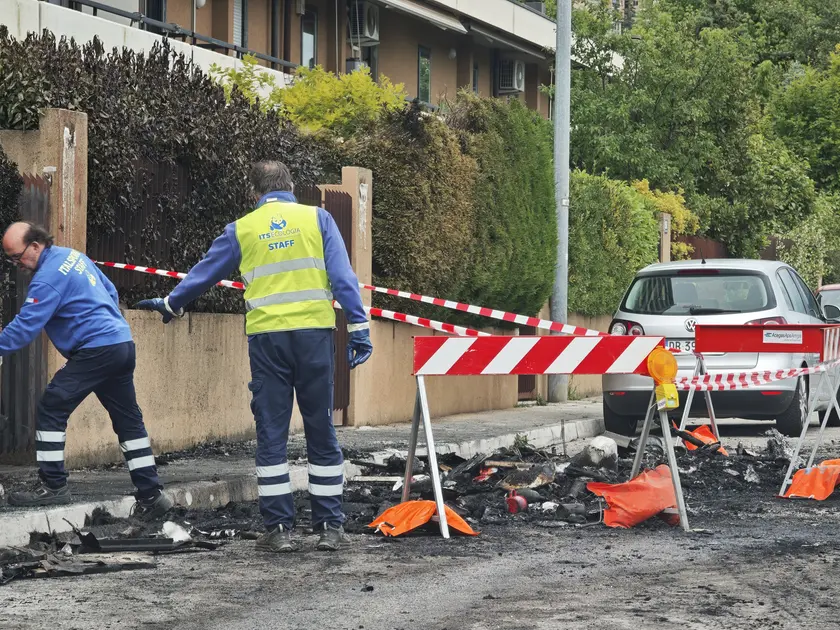 La pulizia di via Puccini dopo il rogo del camper Foto Lasorte