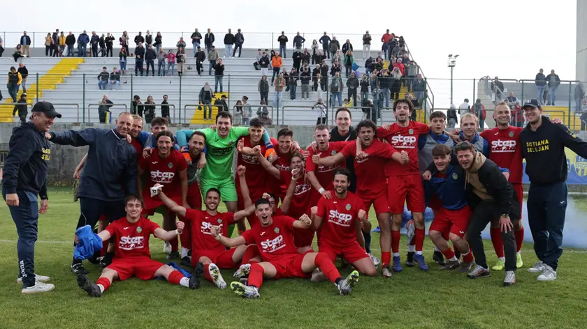 Una bella immagine dell’esultanza dei giocatori del Sistiana Sesljan che in casa sul campo di Visogliano hanno battuto l’Aviano centrando la salvezza Foto Lasorte