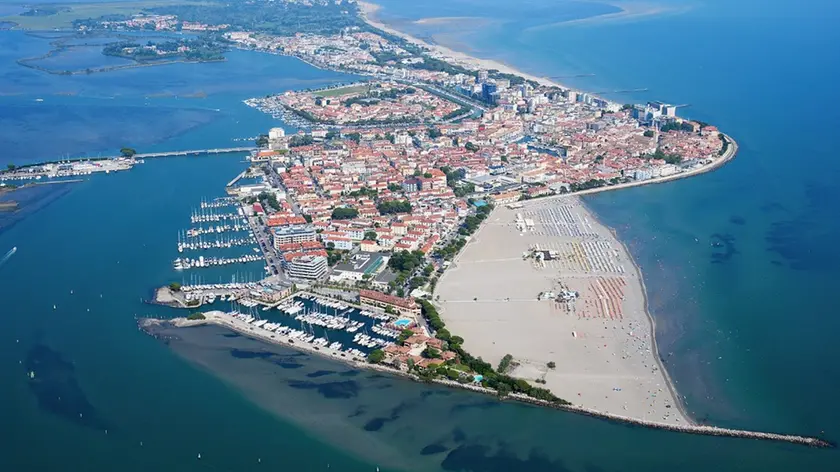 Una foto aerea di Grado con in primo piano in basso il canale di accesso