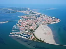 Una foto aerea di Grado con in primo piano in basso il canale di accesso