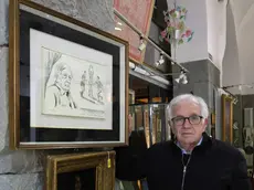 Furio Princivalli con l’opera di de Chirico con la dedica a Nereo Rocco Foto Andrea Lasorte
