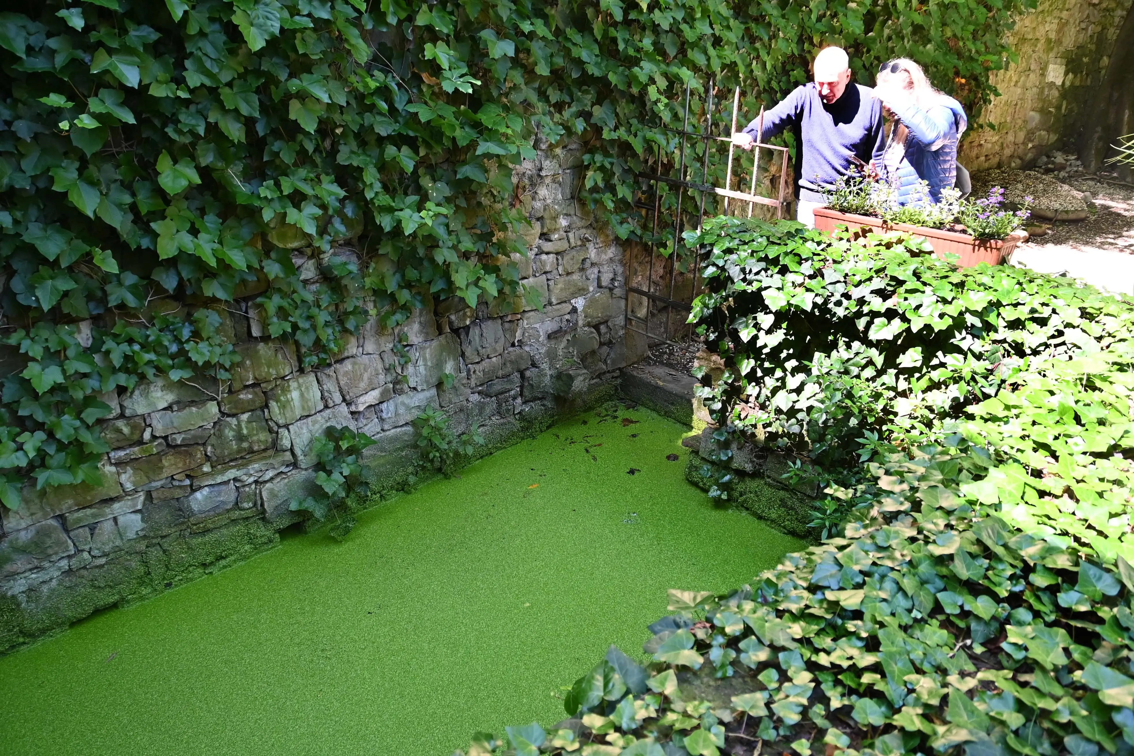 Chiara Toniatti ed Edoardo Bianchi nel giardino assieme ai visitatori Fotoservizio Francesco Bruni