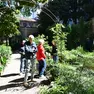 Chiara Toniatti ed Edoardo Bianchi nella loro abitazione e nel giardino assieme ai visitatori Fotoservizio Francesco Bruni