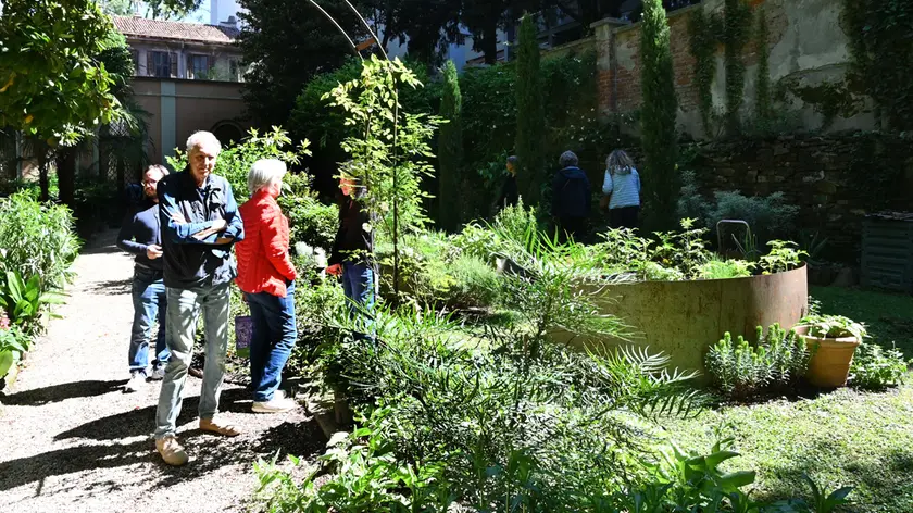 Chiara Toniatti ed Edoardo Bianchi nella loro abitazione e nel giardino assieme ai visitatori Fotoservizio Francesco Bruni