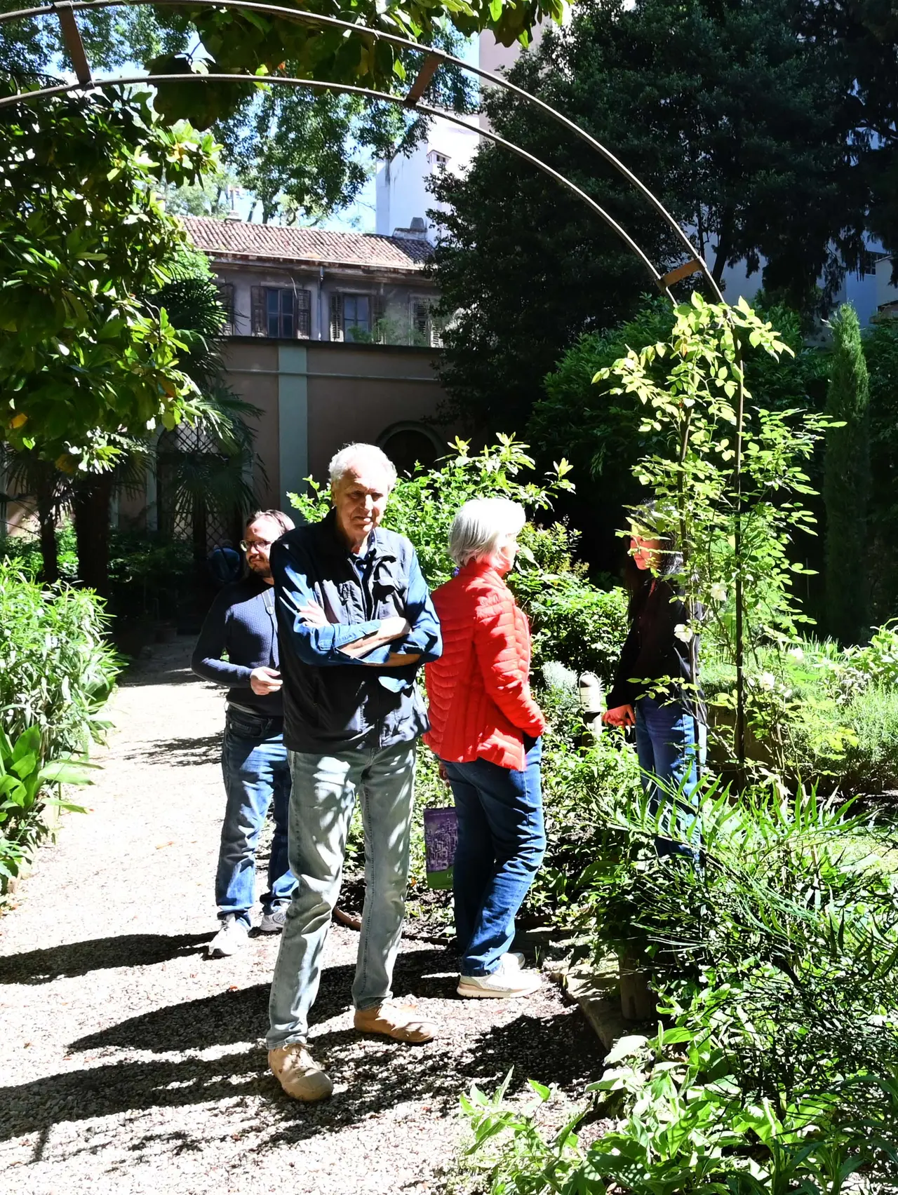Chiara Toniatti ed Edoardo Bianchi nella loro abitazione e nel giardino assieme ai visitatori Fotoservizio Francesco Bruni