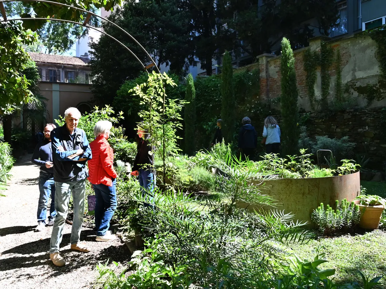 Chiara Toniatti ed Edoardo Bianchi nella loro abitazione e nel giardino assieme ai visitatori Fotoservizio Francesco Bruni