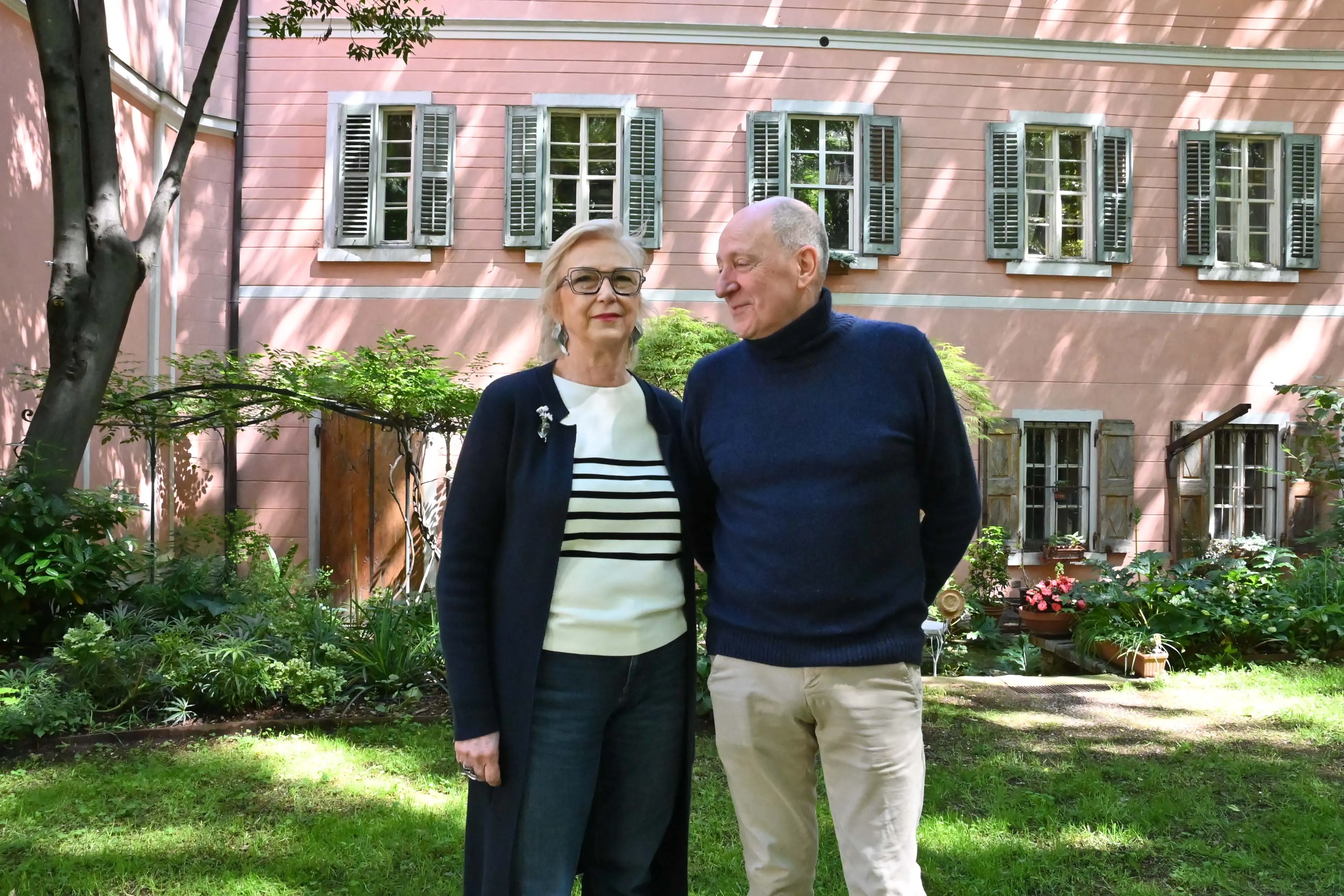 Chiara Toniatti ed Edoardo Bianchi nella loro abitazione e nel giardino assieme ai visitatori Fotoservizio Francesco Bruni