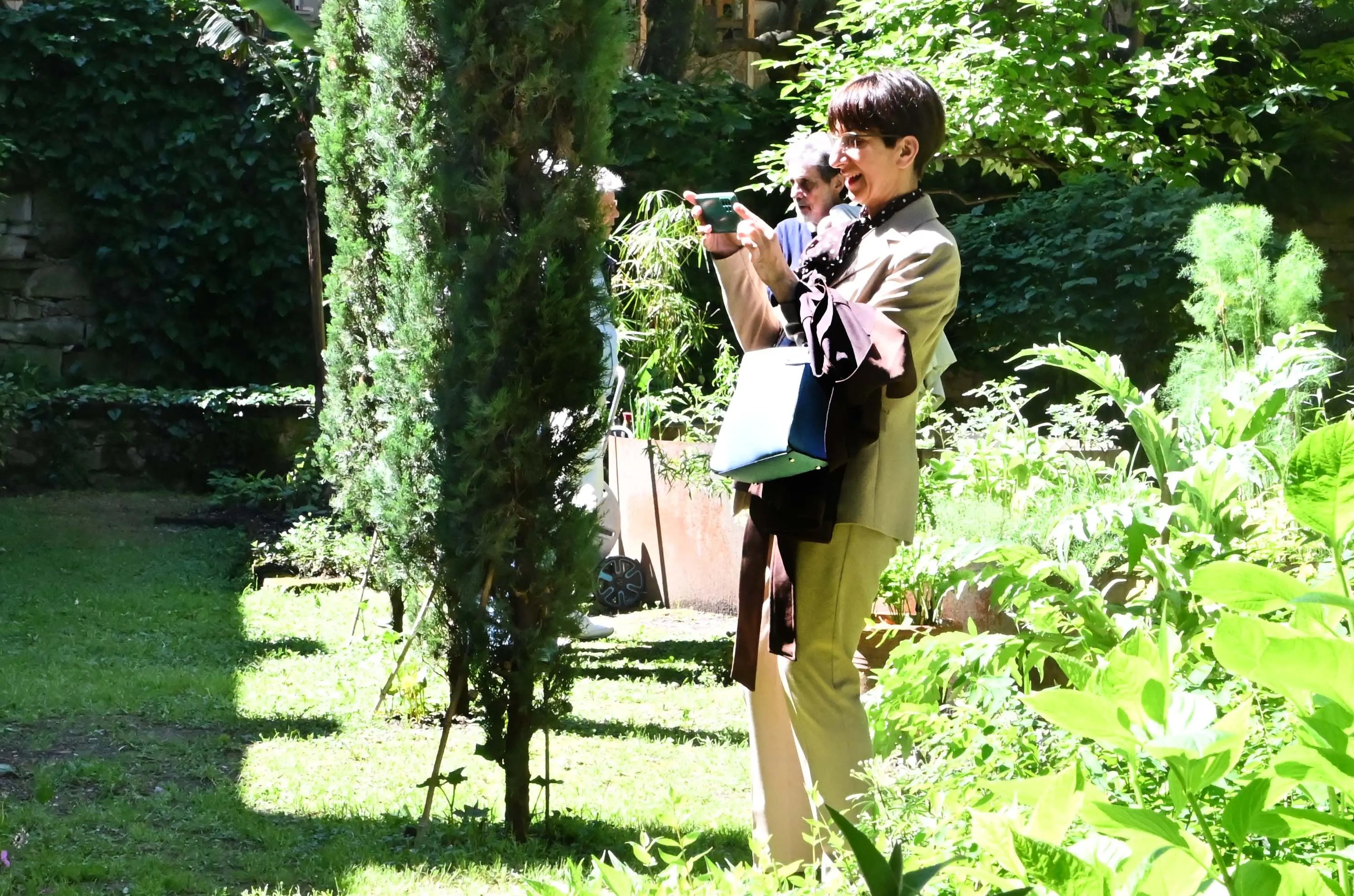 Chiara Toniatti ed Edoardo Bianchi nella loro abitazione e nel giardino assieme ai visitatori Fotoservizio Francesco Bruni