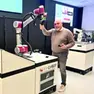 L’imprenditore friulano Massimo Agostini con un Cobot