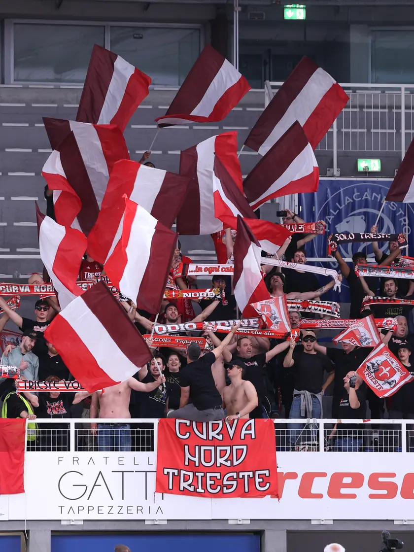 Circa ottanta i tifosi della Pallacanestro Trieste presenti al PalaLeonessa (foto Ciamillo / Lasorte)