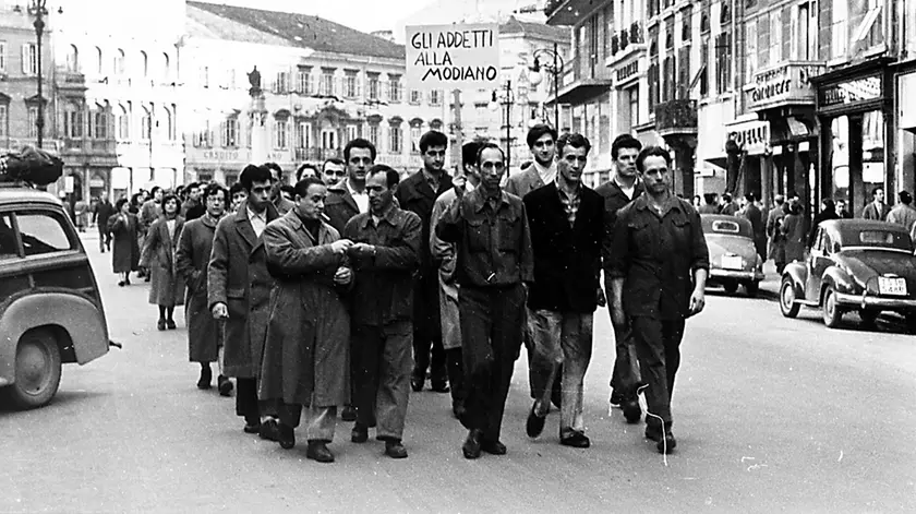 Una protesta di lavoratori a Trieste (foto Istituto Saranz)