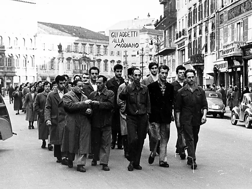 Una protesta di lavoratori a Trieste (foto Istituto Saranz)