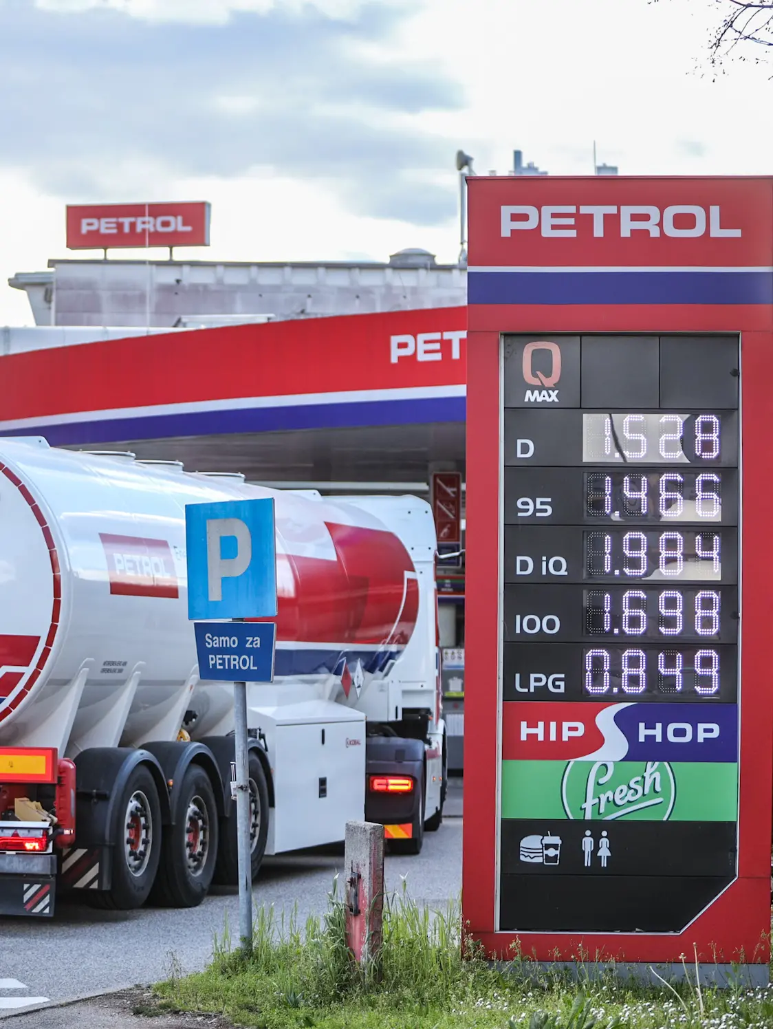 Una stazione di servizio Petrol a Nova Gorica lo scorso marzo (foto Daniele Tibaldi)