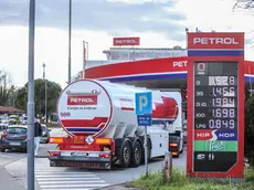 Una stazione di servizio Petrol a Nova Gorica lo scorso marzo (foto Daniele Tibaldi)
