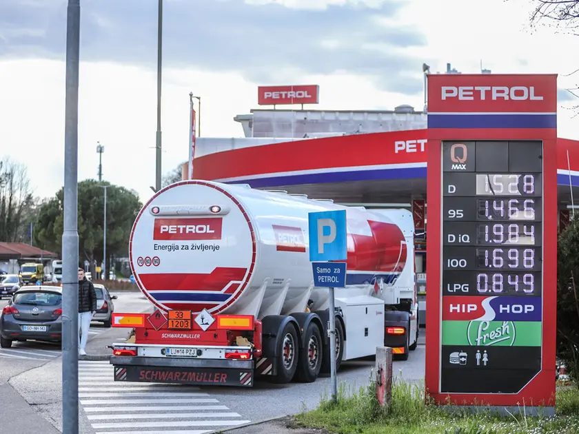 Una stazione di servizio Petrol a Nova Gorica lo scorso marzo (foto Daniele Tibaldi)